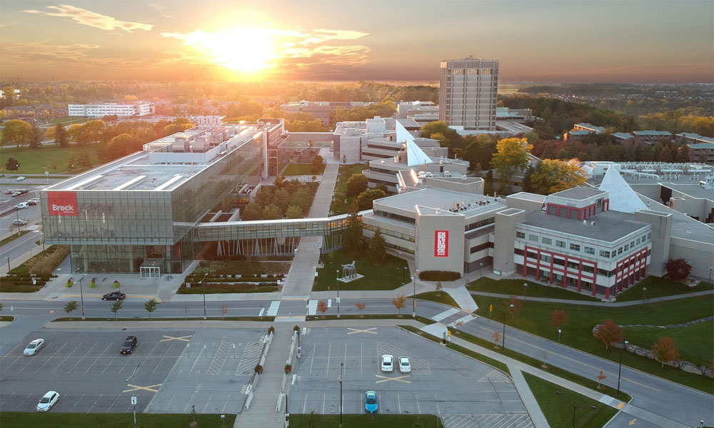 Brock University được tọa lạc tại thành phố St. Catherine, thuộc bang Ontario, Canada