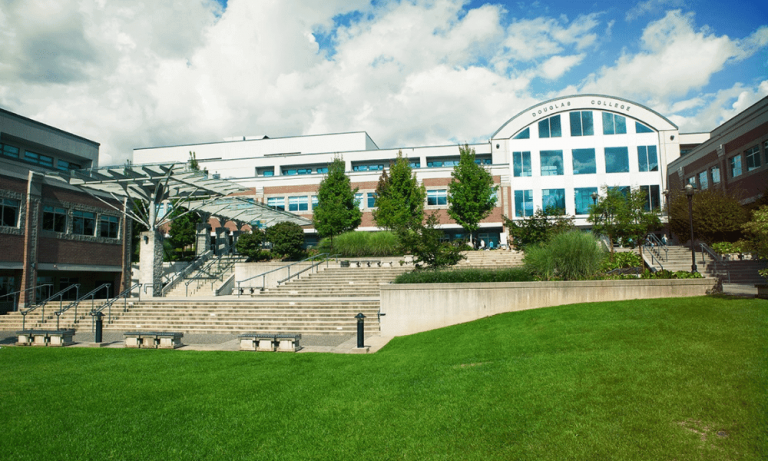 Douglas College – Cao Đẳng công lập lớn nhất bang British Columbia, Canada