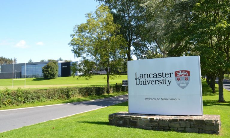Lancaster University được xây dựng trên 145 héc ta đất công viên nằm ở phía Tây Bắc nước Anh